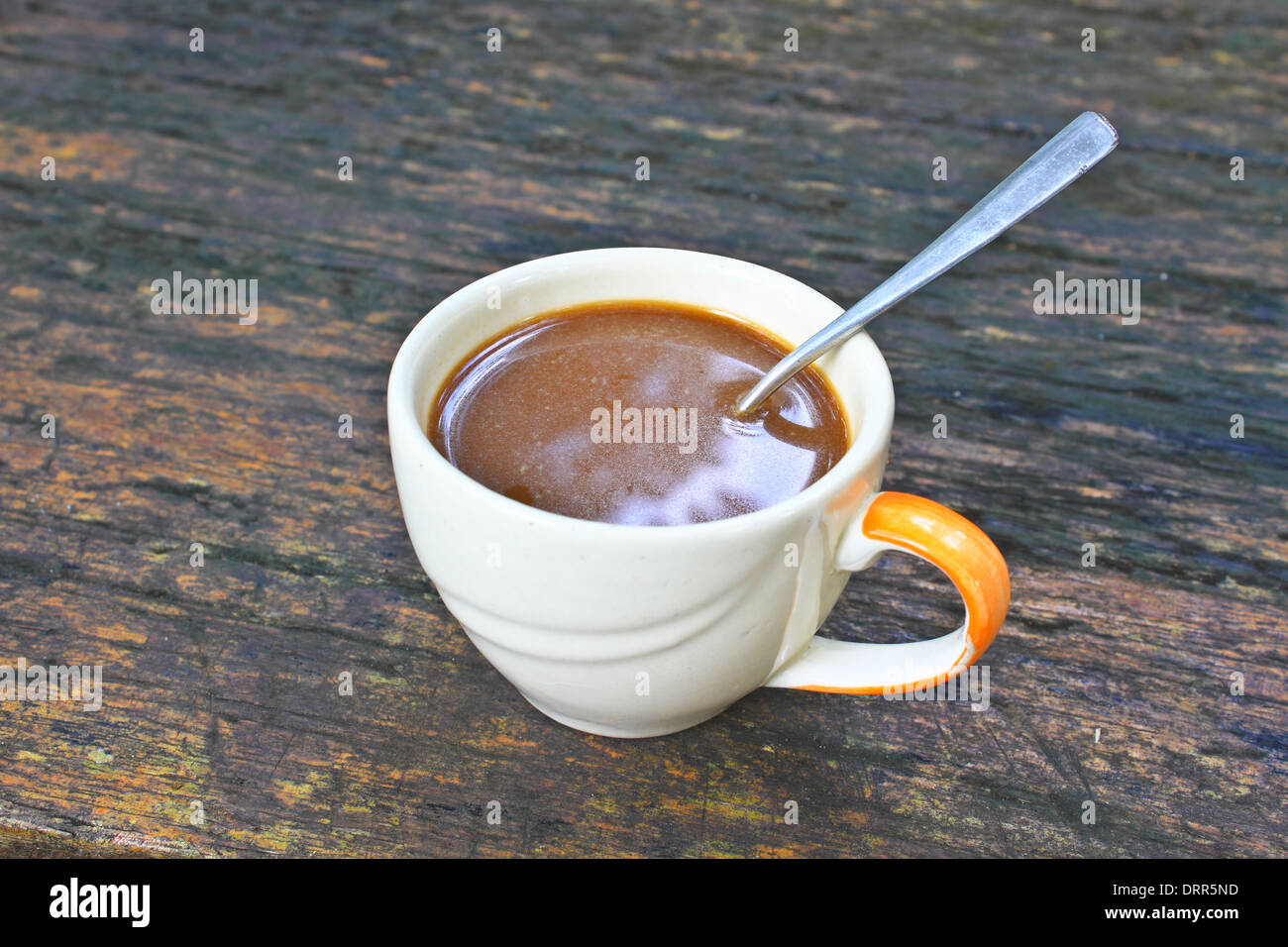 heißen Kaffee in weiße Tasse auf einem Holztisch, in der Freizeit Stockfoto