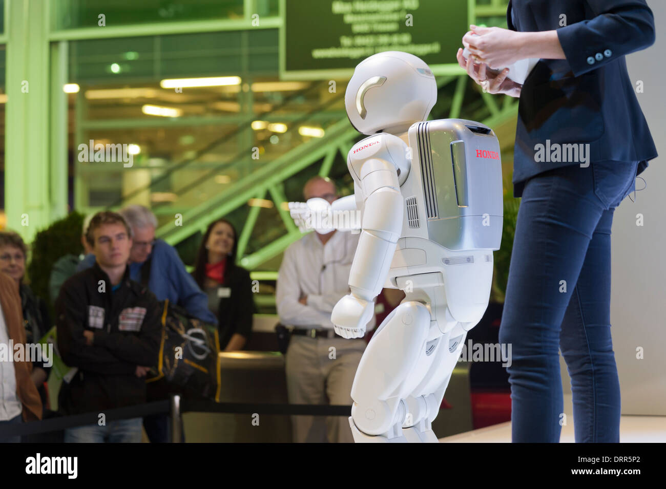 Roboter "Asimo", entwickelt von der japanische Autobauer Honda ist Besuchern der Zürich Motor Show auf der Bühne präsentiert. Stockfoto