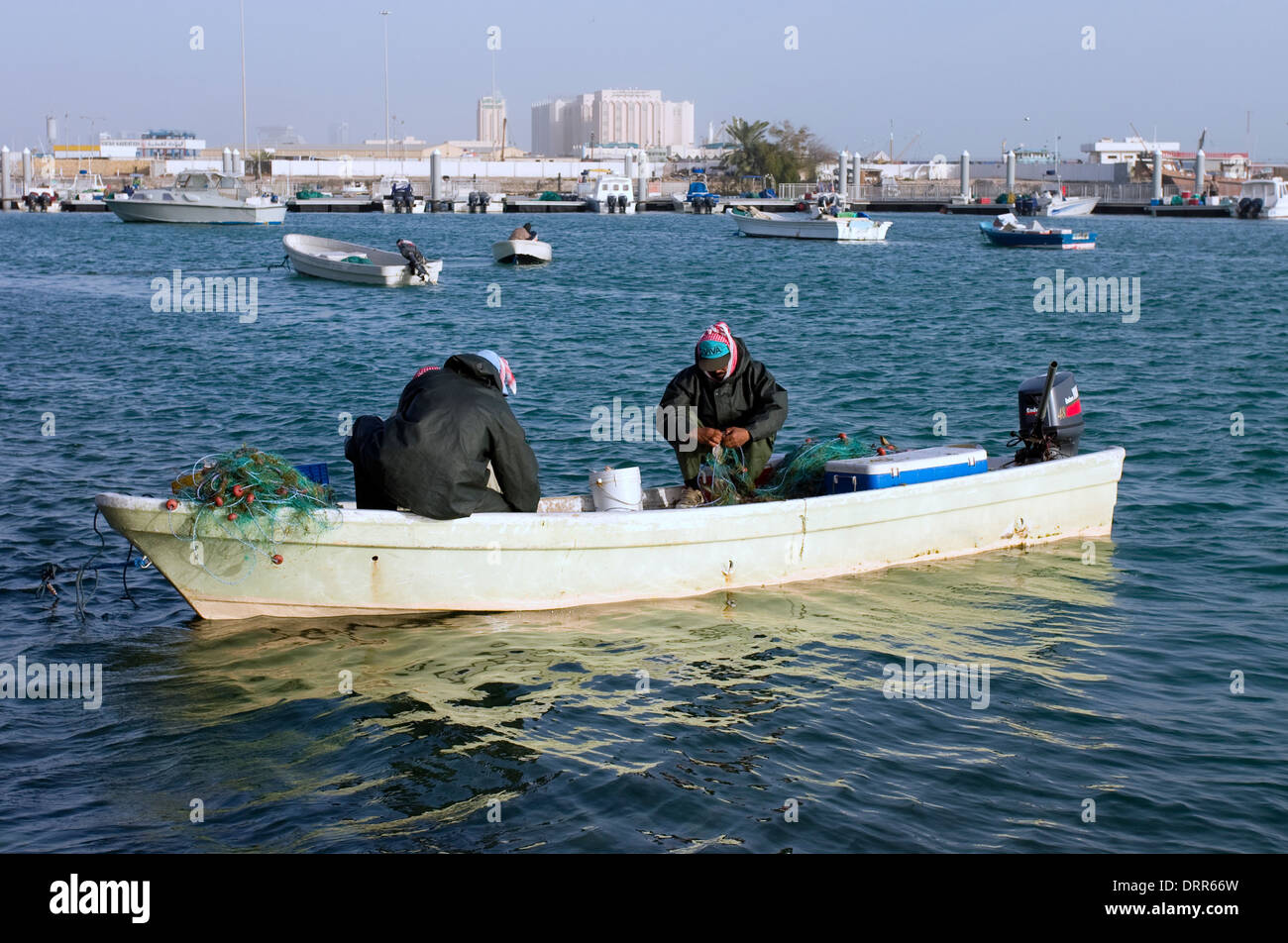 Küstenfischer clearing ihre Netze für den täglichen Fischmarkt statt an der Corniche in Doha, Katar, im Januar 2005 Stockfoto