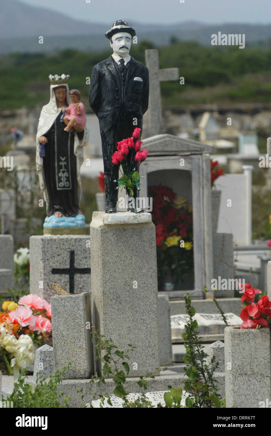 Jose Gregorio Hernandez und die Jungfrau Maria von Karmel Bilder schmücken einen Friedhof in Coro, Peninsula de Paraguana, Falcon Zustand, Mexiko Stockfoto