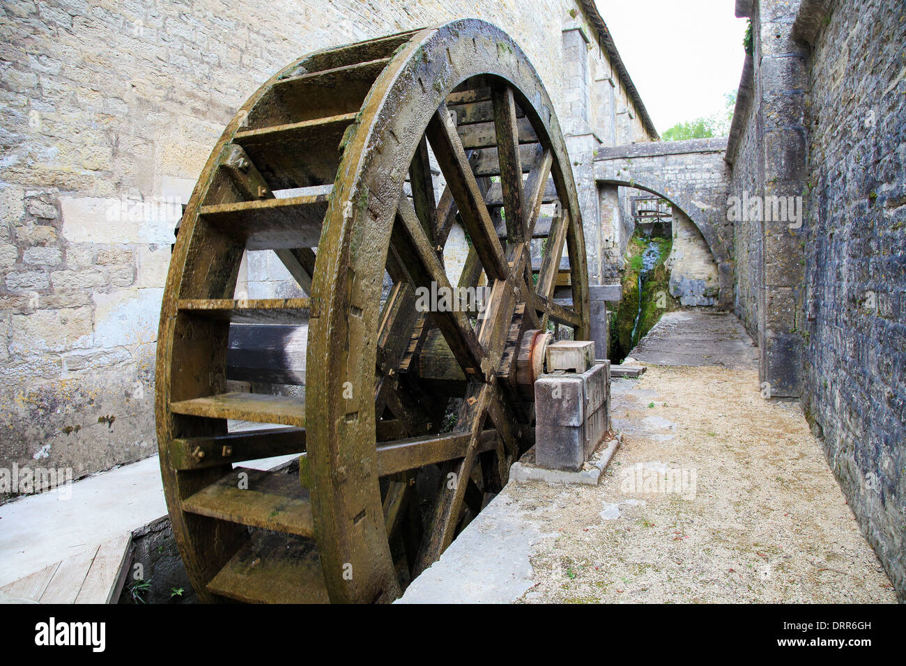 Historische Wassermühle in der Abtei von Fontenay, Burgund, Frankreich. Stockfoto