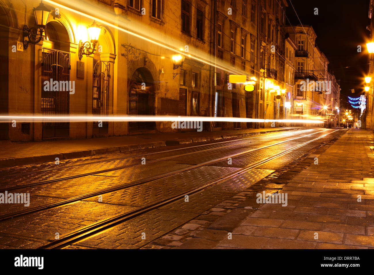 Verkehr in alten europäischen Stadt bei Nacht Stockfoto
