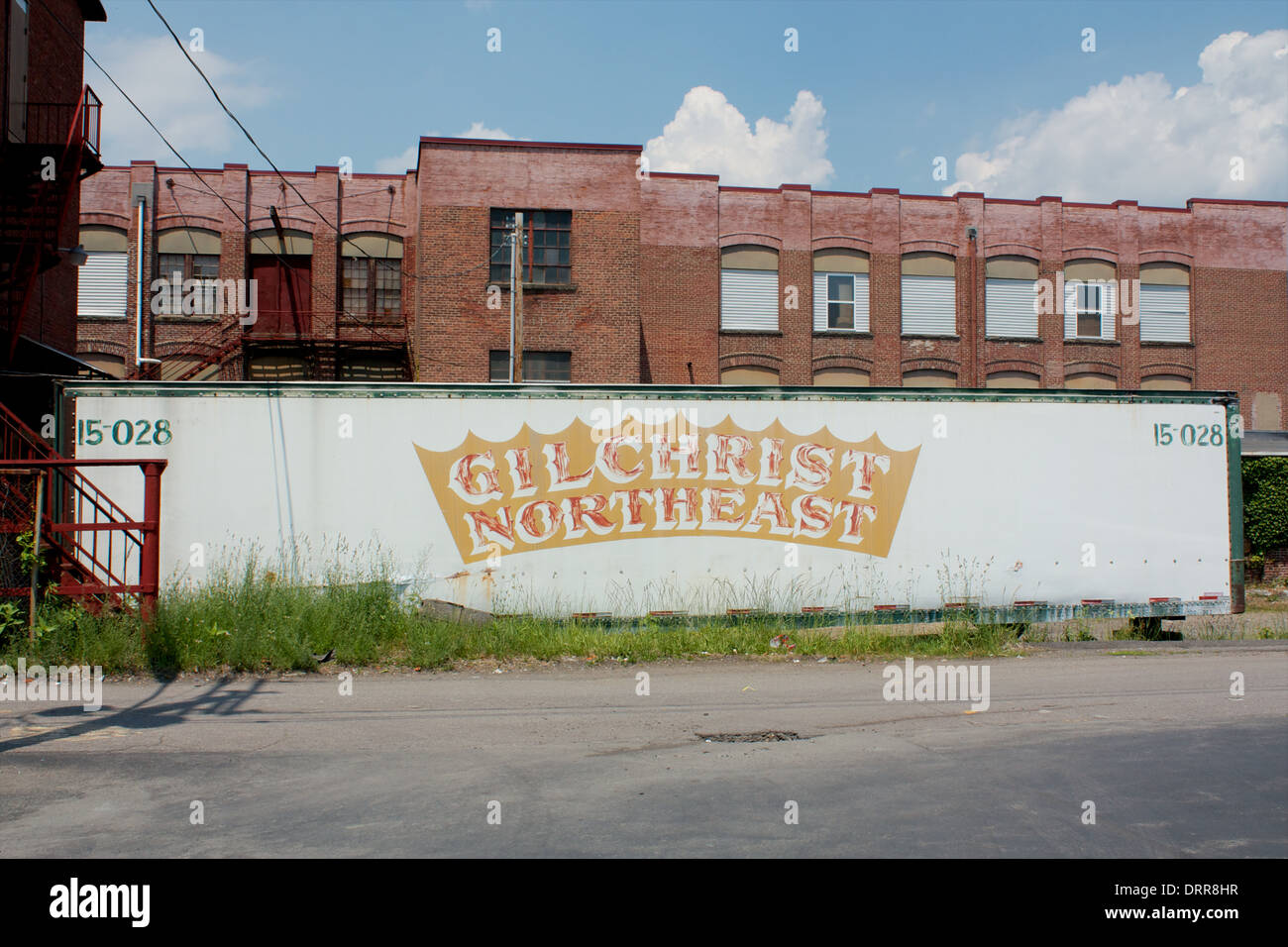 Verlassene Waggon mit einer Fabrik in den Hintergrund. Stockfoto