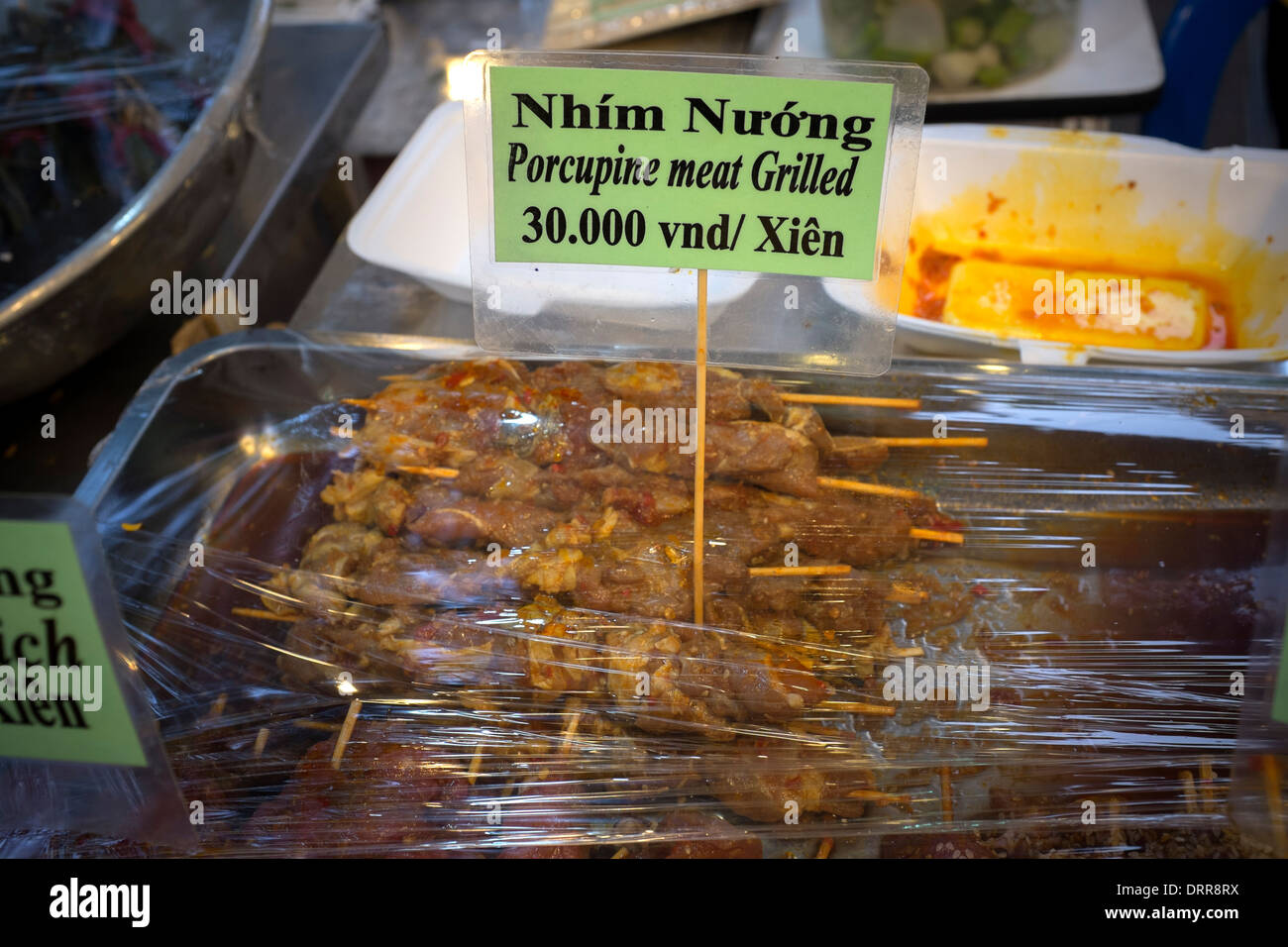 Stachelschwein Fleisch gegrillt auf Verkauf am Nachtmarkt in Ho-Chi-Minh-Stadt Stockfoto