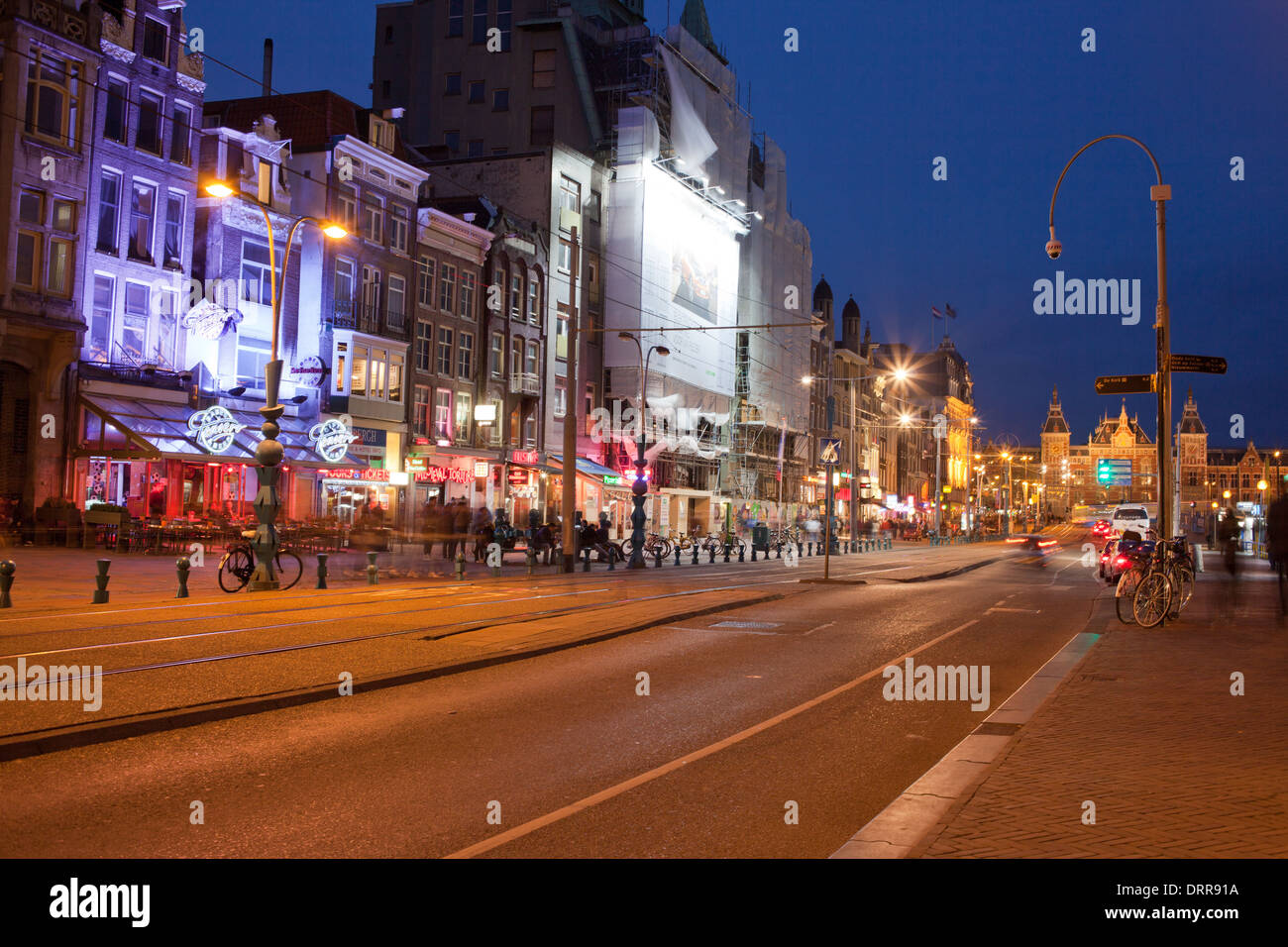 Damrak Straße in der Innenstadt von Amsterdam in der Nacht, Holland, Niederlande. Stockfoto