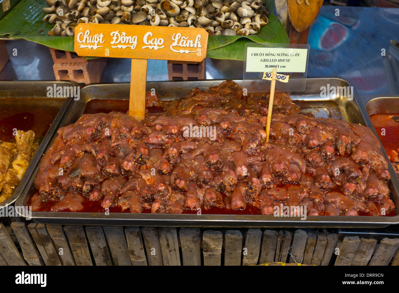 Gekochte Maus oder Mäuse (Chuột) zum Verkauf an Straßenstand Restaurant oder Essen Stockfoto