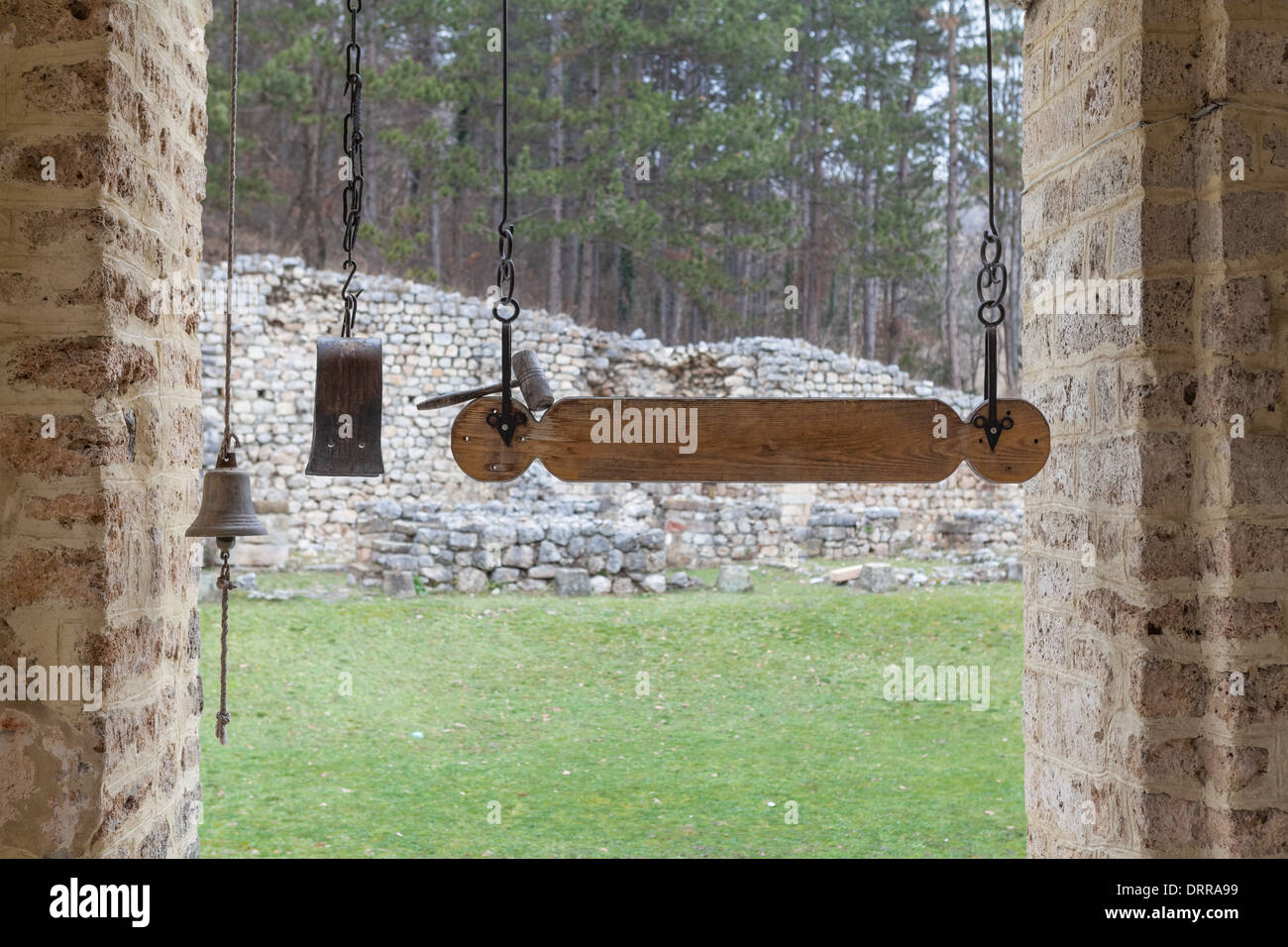 Kloster-Hammer auf ein Holzbrett liegend mit Kloster Glocken Stockfoto