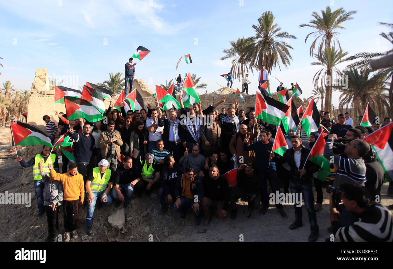 Jordan Vally, Westjordanland, Palästinensische Gebiete. 31. Januar 2014. Palästinensische und ausländische Aktivisten halten palästinensische Fahnen auf dem Gelände des alten Dorfes bekannt als Ein Hijleh im Jordan-Tal in der Nähe der West Bank Stadt Jericho, 31. Januar 2014. Hunderte von Palästinensern kündigte heute den Start der "Melh Al-Ardâ? (Salz der Erde) Kampagne durch die Wiederbelebung des Dorfes Ein Hijleh im Jordan-Tal auf dem Gelände der orthodoxen Kirche und St. Gerassimos Kloster. Die Kampagne wird in der Weigerung der israelischen Politik, die darauf abzielen, Judaizing und annektiert das Jordantal (Credi gestartet. Stockfoto
