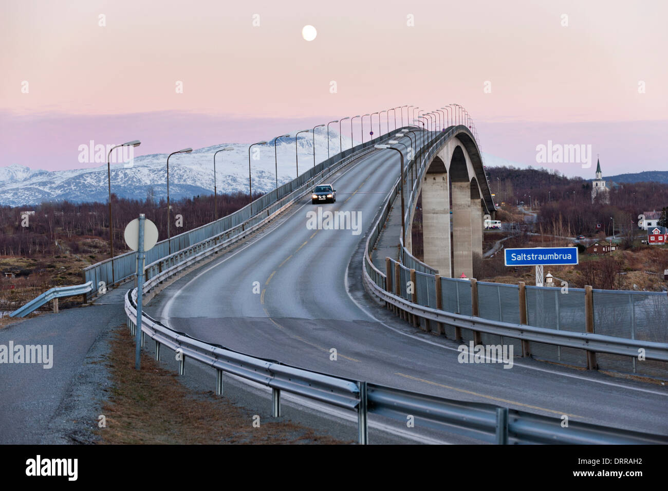 Saltstaumbrua, die Brücke über Saltstaumen Gezeiten Strudel, Bodø, Norwegen, gesehen mit dem Mond über Kopf Stockfoto