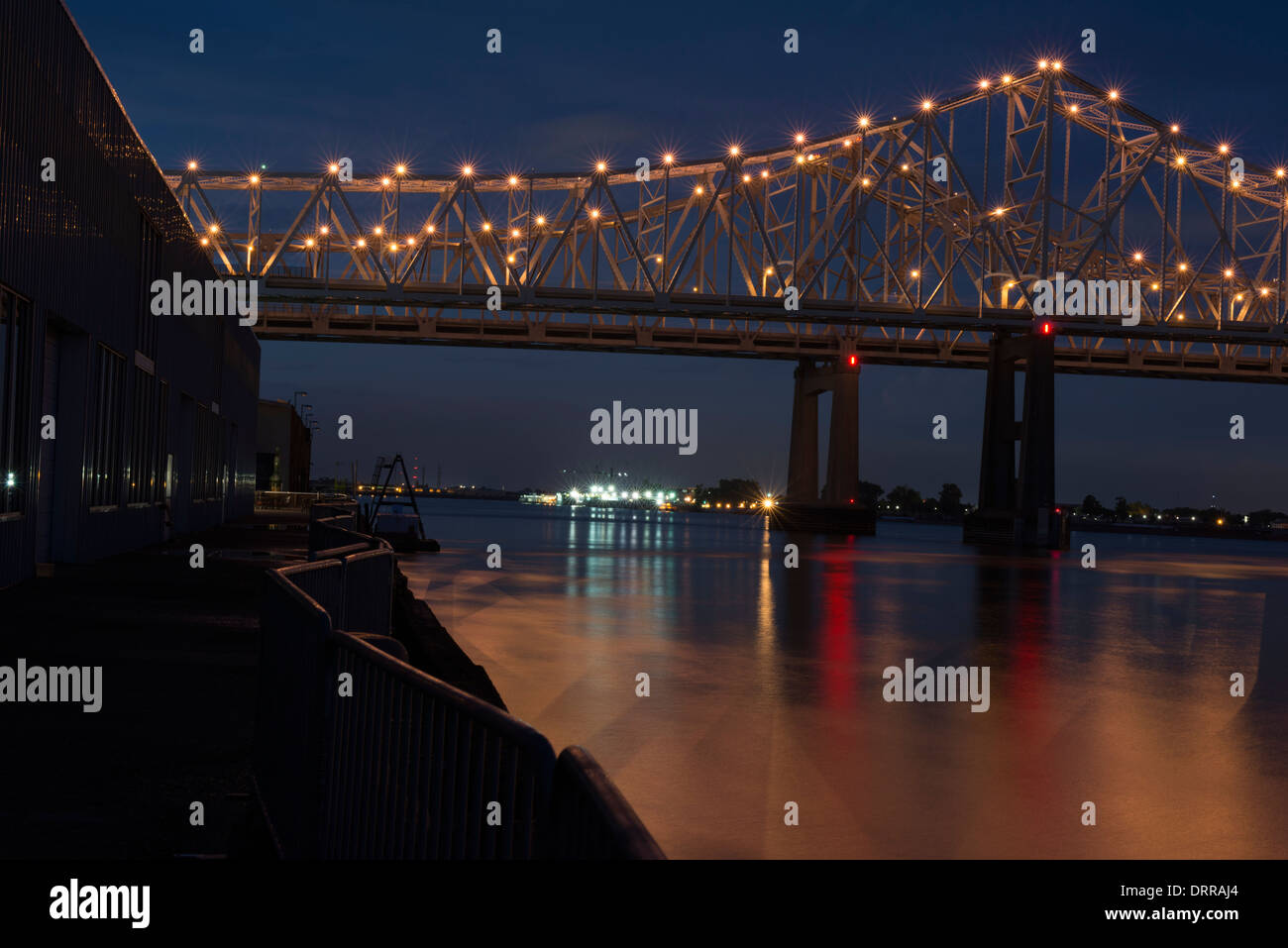 Mississippi Fluss-Brücke in der Nacht. New Orleans, LA Stockfoto