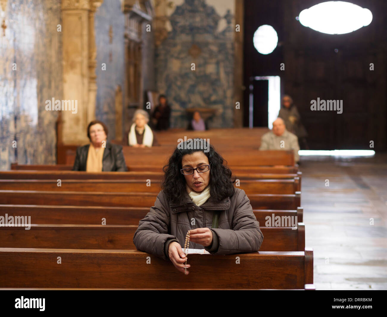 Frau in der Kirche beten Stockfoto