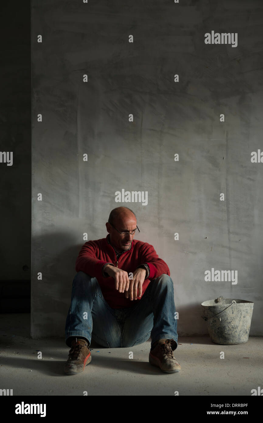 Depressive Menschen sitzen auf dem Boden Stockfoto