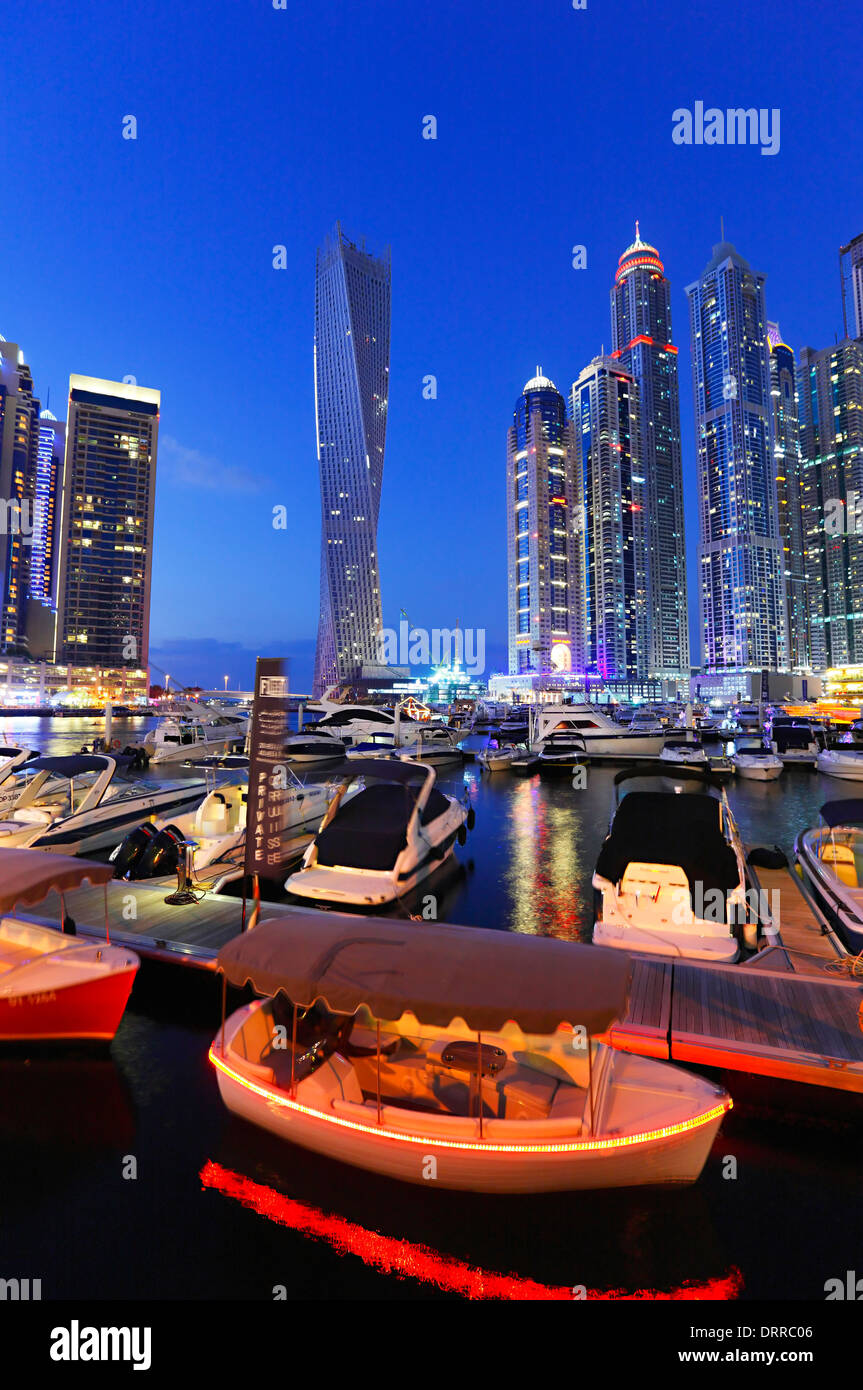 Dubai Marina bei Nacht. Stockfoto