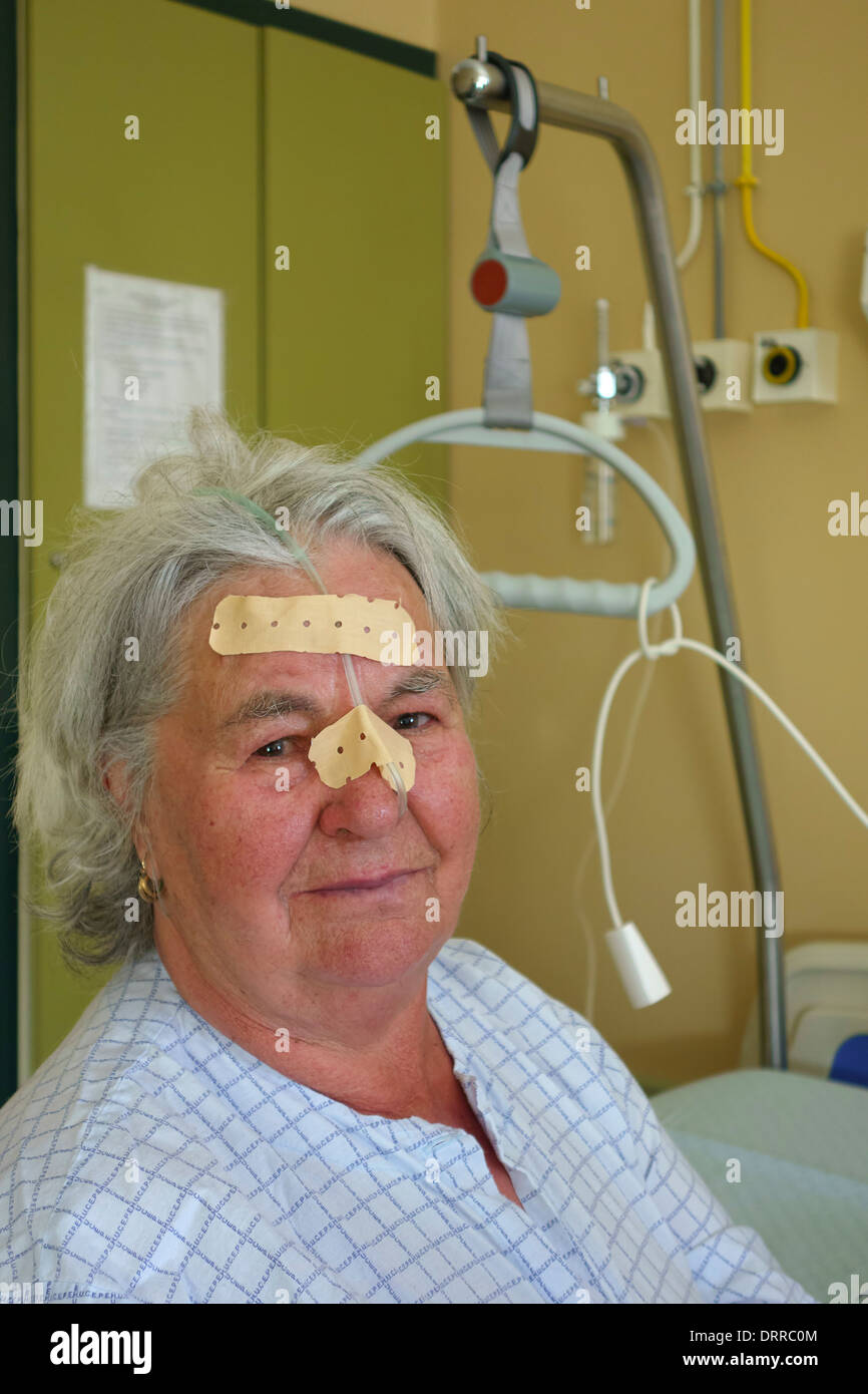 Porträt des älteren Patienten im Krankenhaus mit Sauerstoffschlauch in der Nase Stockfoto