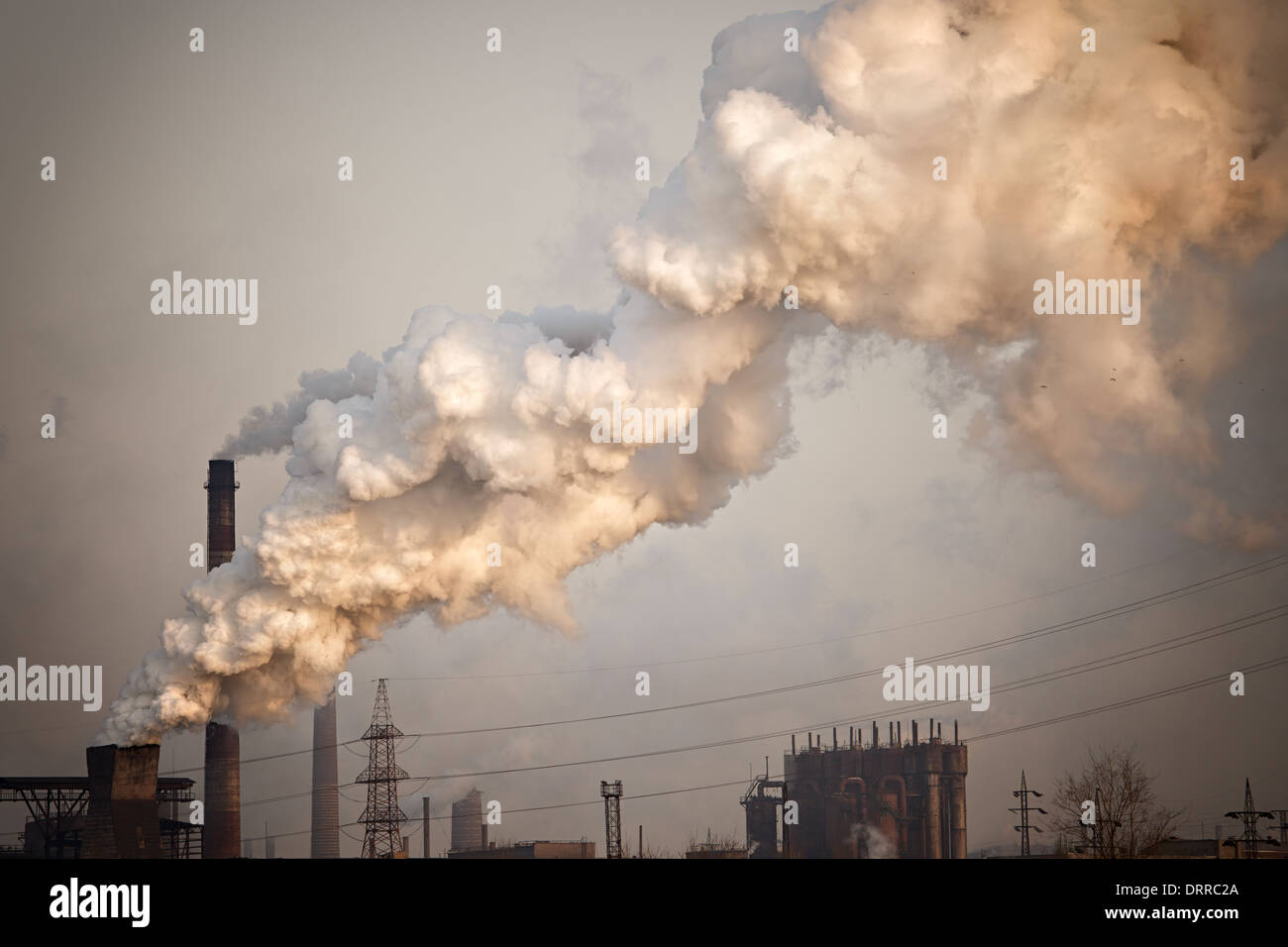 Industrieanlage mit gelben Rauch Stockfoto