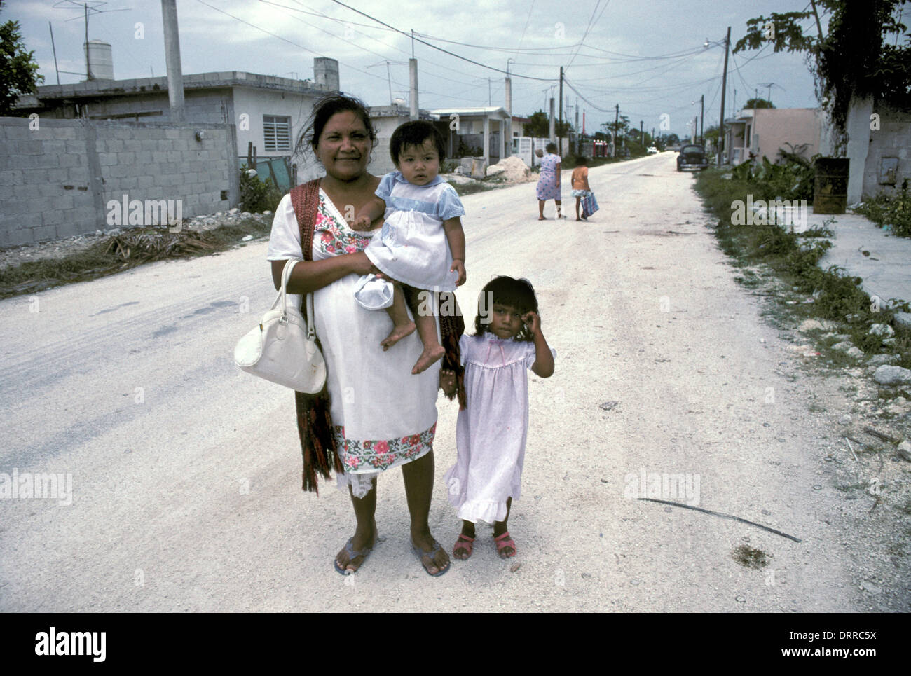 Mutter und ihre Kinder in einer Straße in Cozumel, Mexiko Stockfoto