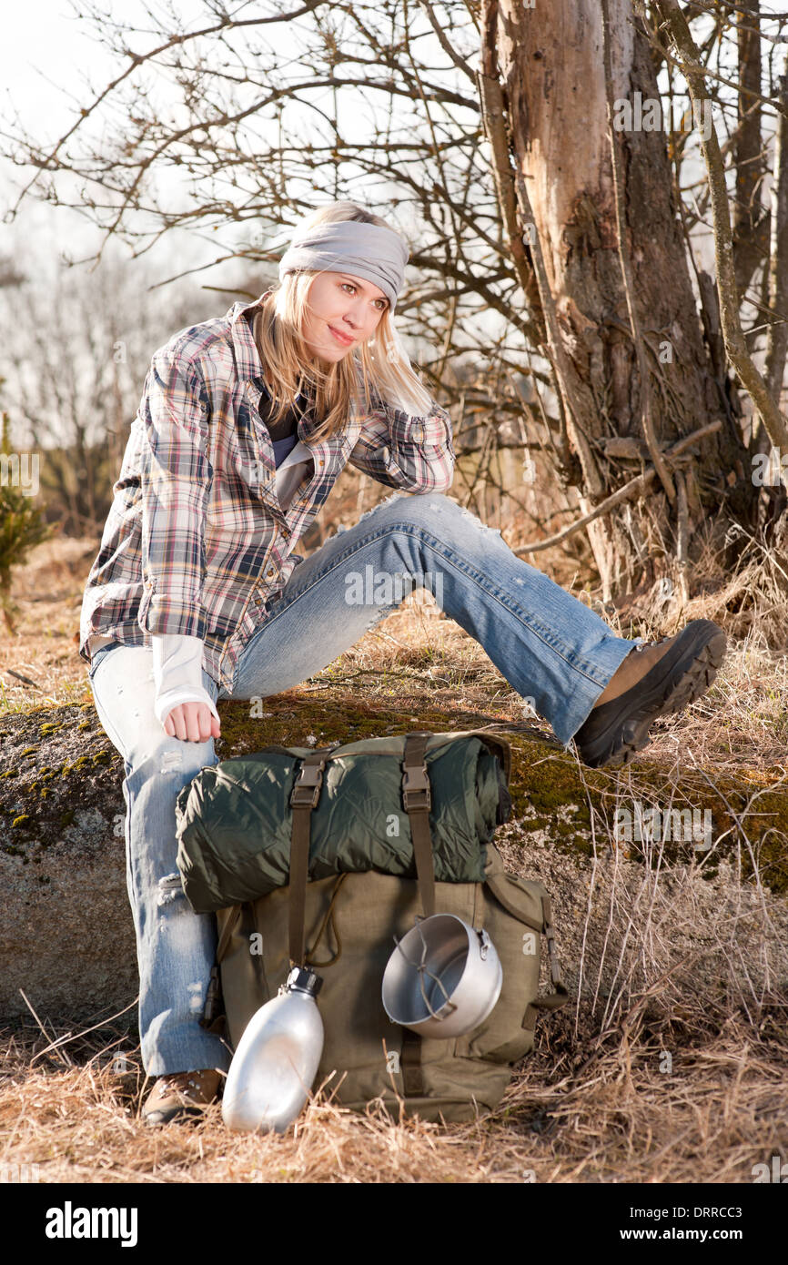 Junge Frau in Landschaft Rucksack Camping Stockfoto