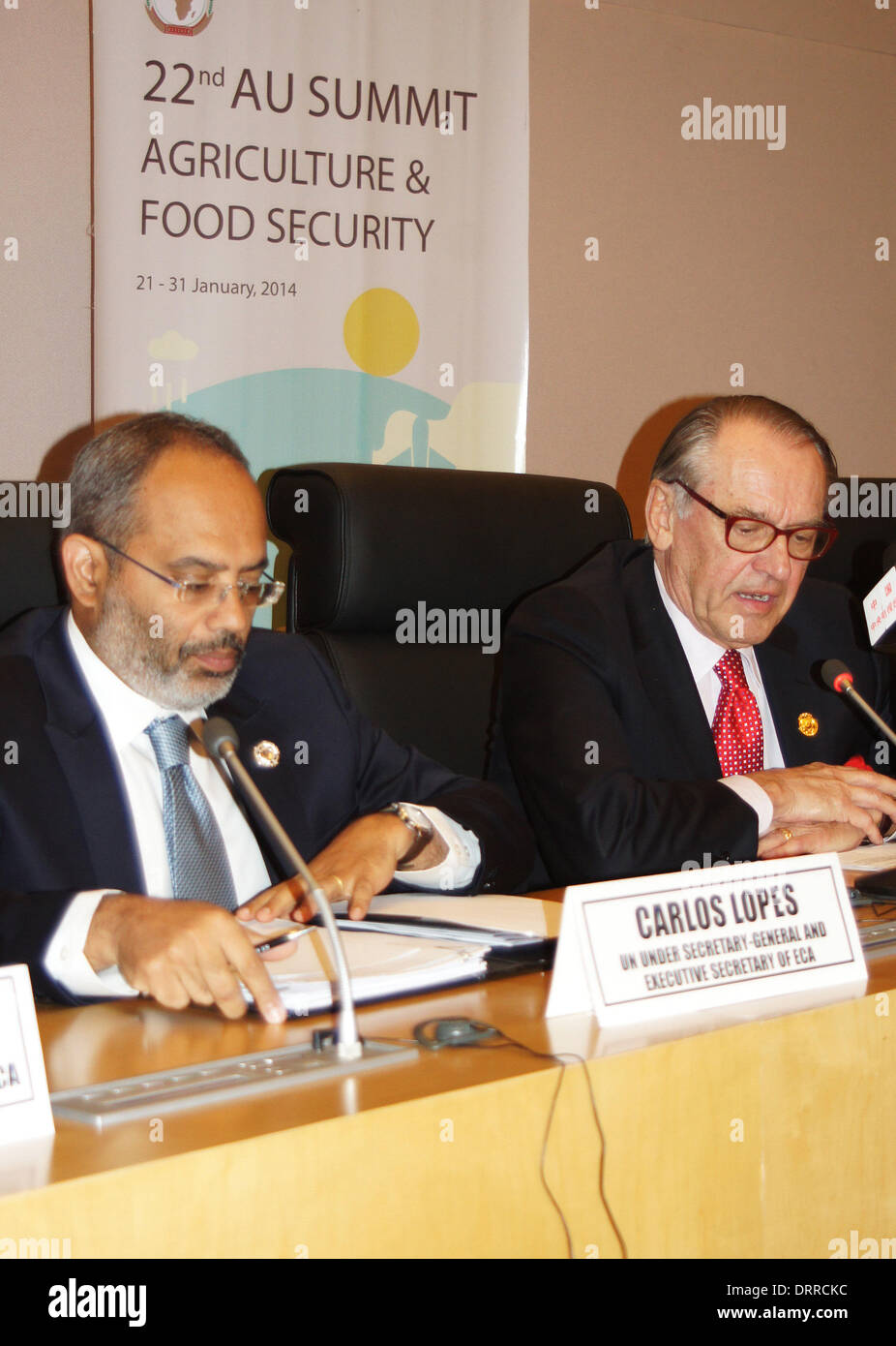Addis Abeba, Äthiopien. 31. Januar 2014. Vice UN Secretary General Jan Eliasson (R) und Leiter des "Economic Commission for Africa" (UNECA), Carlos Lopes, an eine Pressekonferenz während des Gipfels der Afrikanischen Union (AU) in Addis Abeba, Äthiopien, 31. Januar 2014 teilnehmen. Das jährliche Gipfeltreffen der Staats- und Regierungschefs der Afrikanischen Union begann am 29 Januar in Addis Abeba. Das offizielle Motto des zweitägigen Treffens ist "Landwirtschaft und Lebensmittel-Sicherheit", aber es wird erwartet, dass vor allem die Konflikte auf dem Kontinent eine zentrale Rolle spielen werden. Foto: Carola Frentzen/Dpa/Alamy Live News Stockfoto
