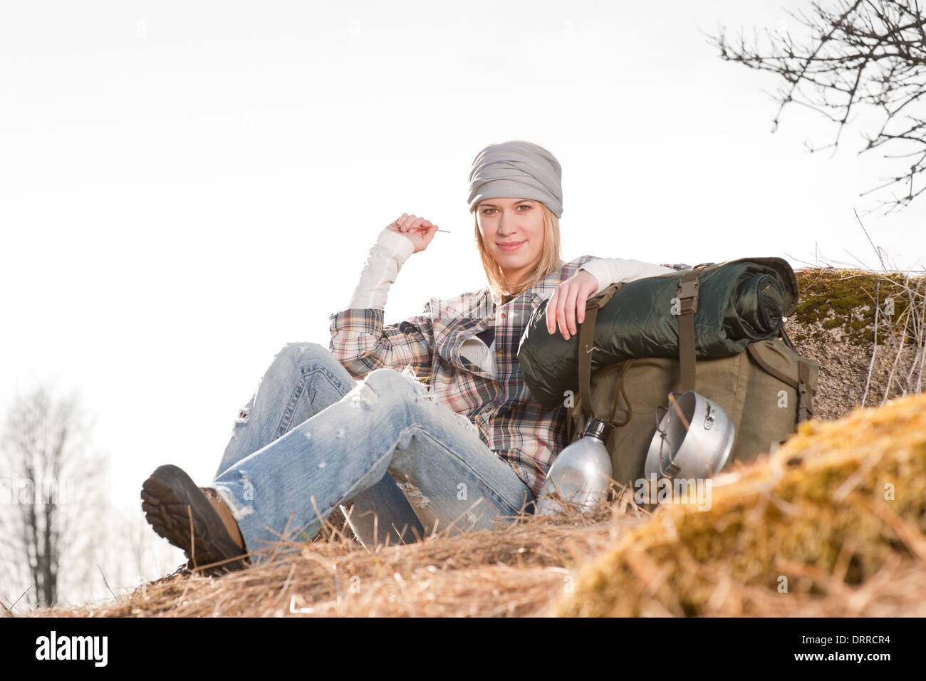 Junge Frau in Landschaft Rucksack Camping Stockfoto