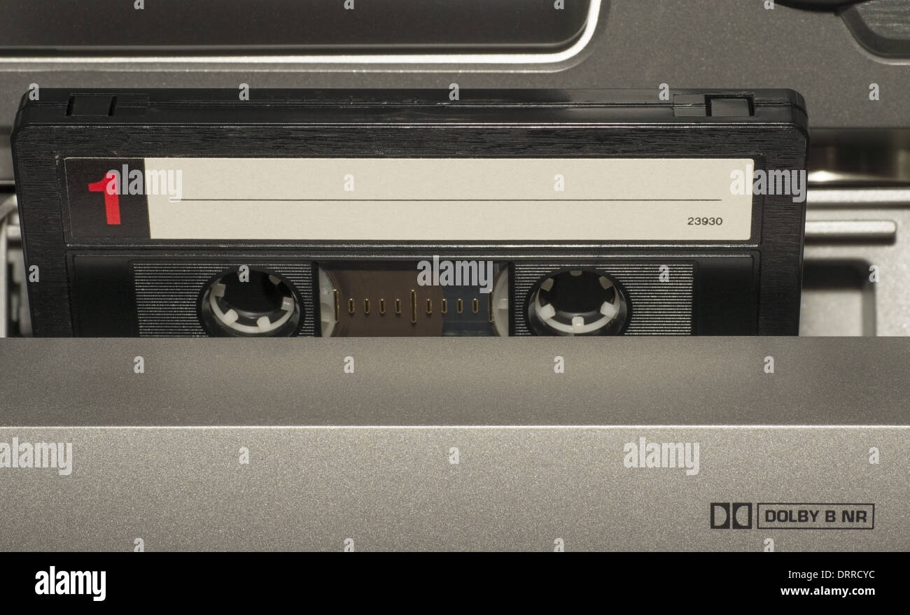 Audio-Kassette in Tape-Deck platziert Stockfoto