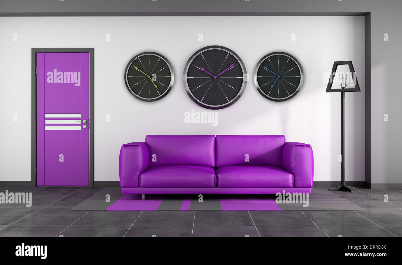 Moderne lila Interieur mit Sofa und geschlossener Tür Stockfoto