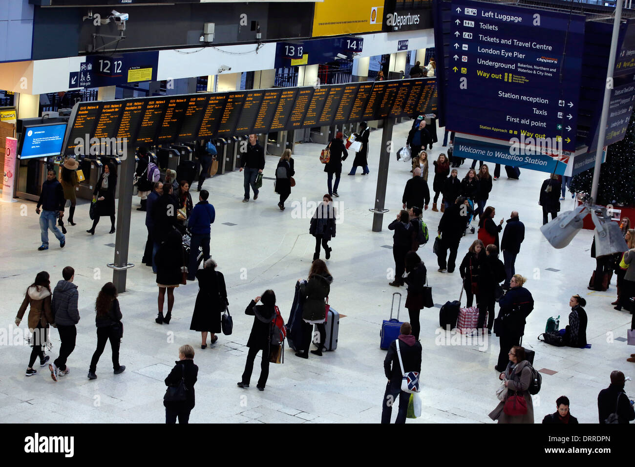 Passagiere warten auf Züge an der Waterloo station Stockfoto