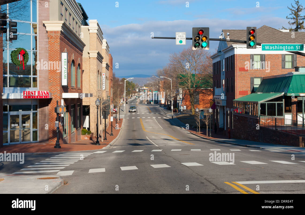 Auf der Suche nach unten Main Street in der Innenstadt von Blacksburg, Virginia. Stockfoto
