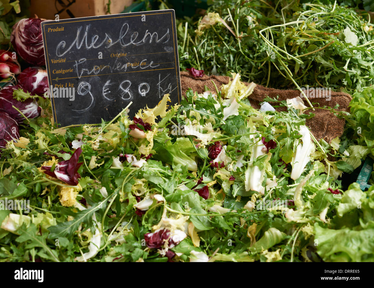 Frischer grüner Salat auf Provence-Markt von Marseille, Südfrankreich Stockfoto