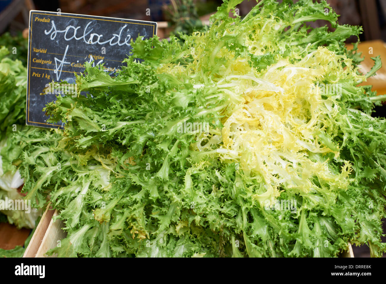 Frischer Salat zum Verkauf auf Markt der Provence von Marseille, Südfrankreich Stockfoto