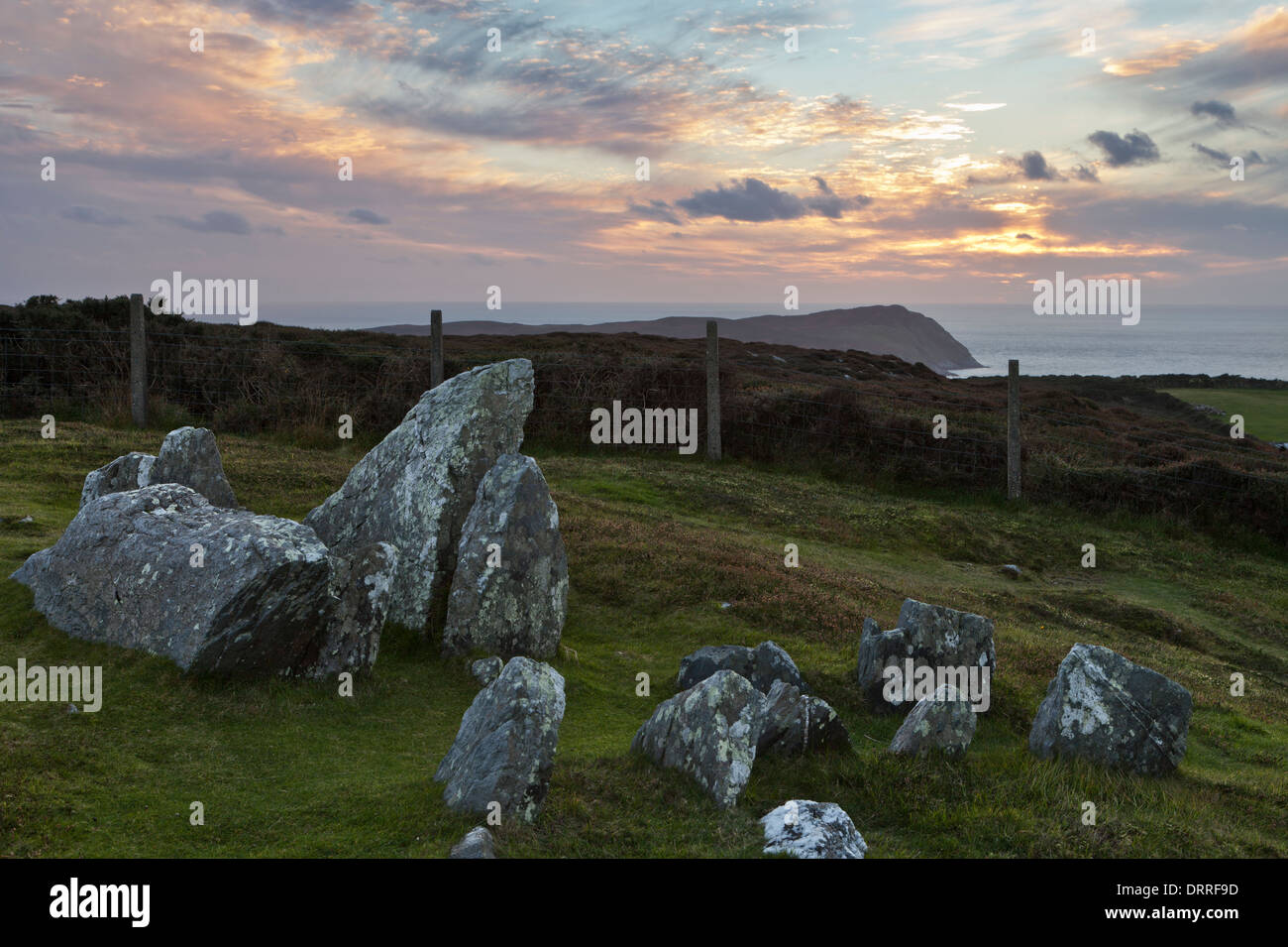 Meayll Kreis gekammert Cairn und Blick auf die Calf of Man bei Sonnenuntergang, Isle Of Man Stockfoto