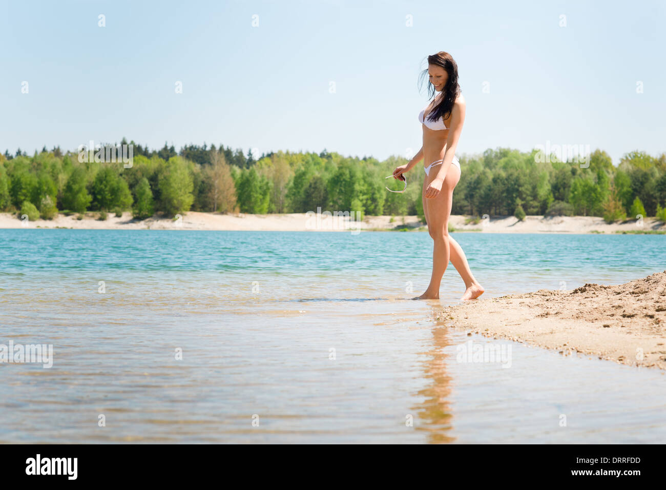 Sommer Strand Frau zu Fuß Sand tragen bikini Stockfoto