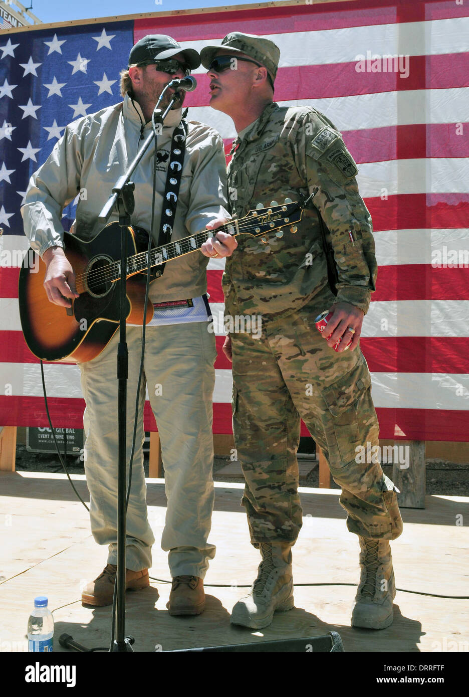 Country-Musik-Sänger Toby Keith für die Truppen während ein Überraschungskonzert 29. April 2012 auf Forward Operating Base Sharana in der Provinz Paktika, Afghanistan durchführt. Stockfoto