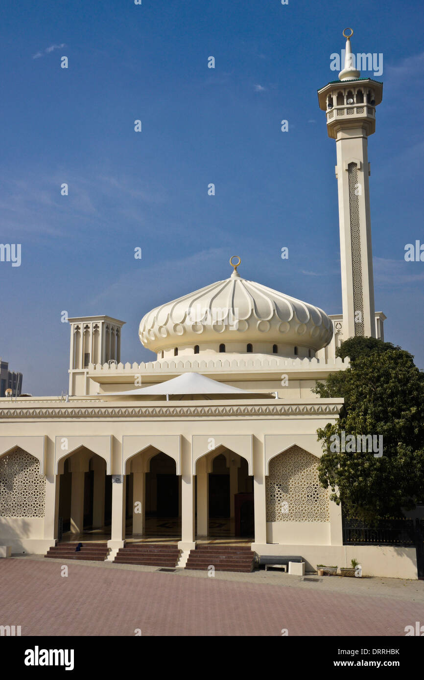 Moschee und Wind Turm im Bastakia Viertel des alten Dubai, Vereinigte Arabische Emirate Stockfoto