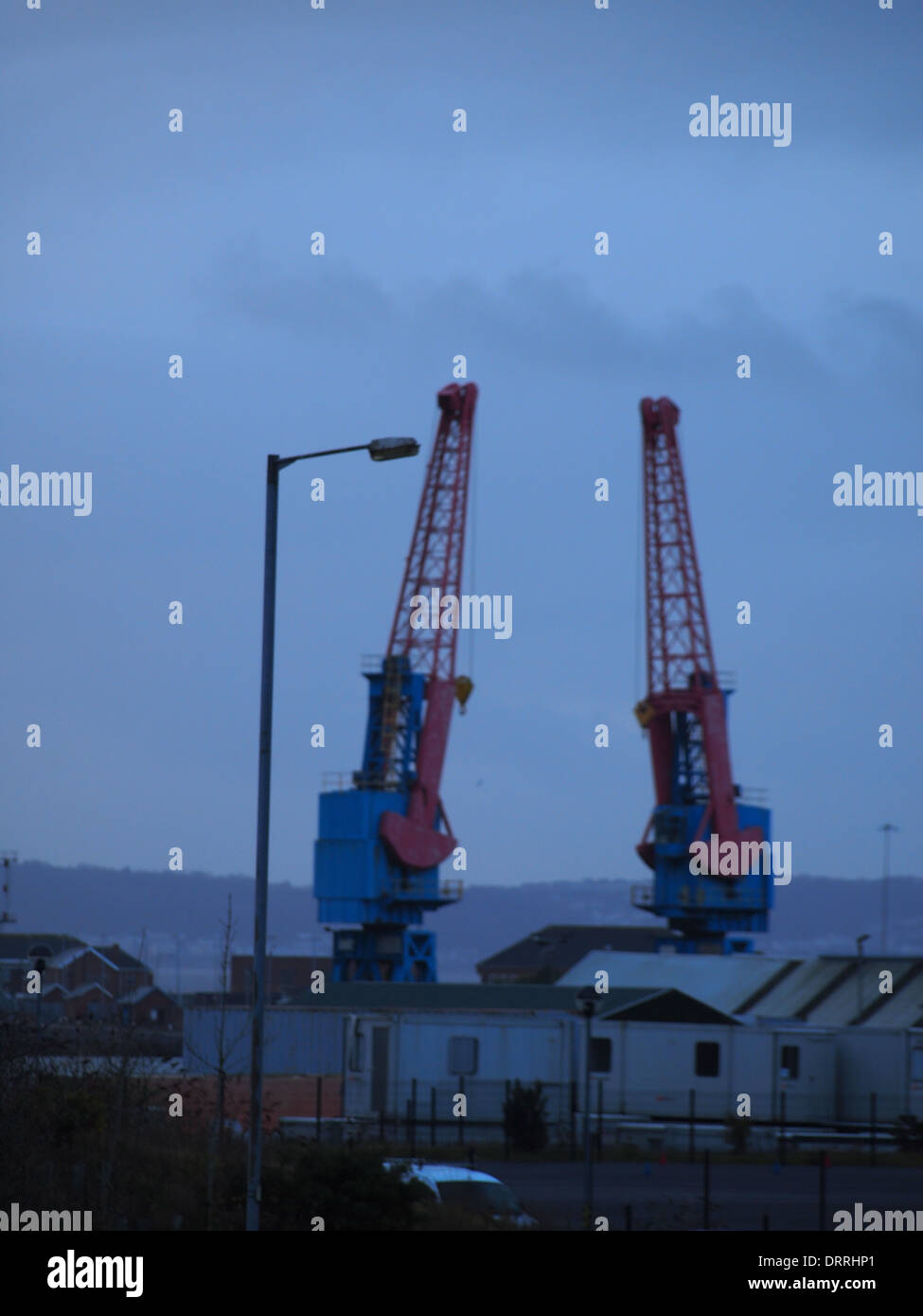 DOCK YARD KRANE AM HORIZONT Stockfoto