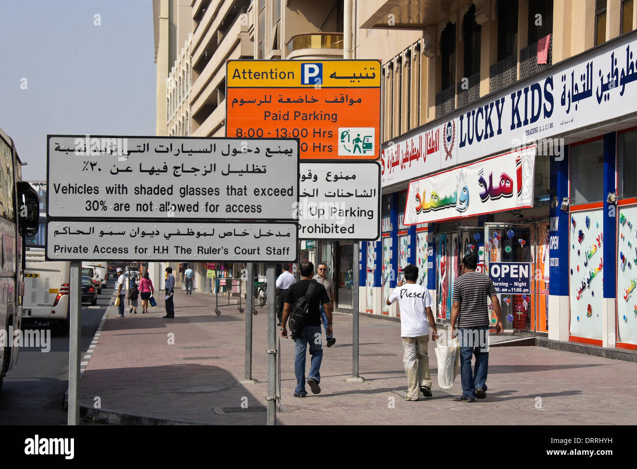 Straßenszene mit Zeichen in Arabisch und Englisch, Dubai, Vereinigte Arabische Emirate Stockfoto