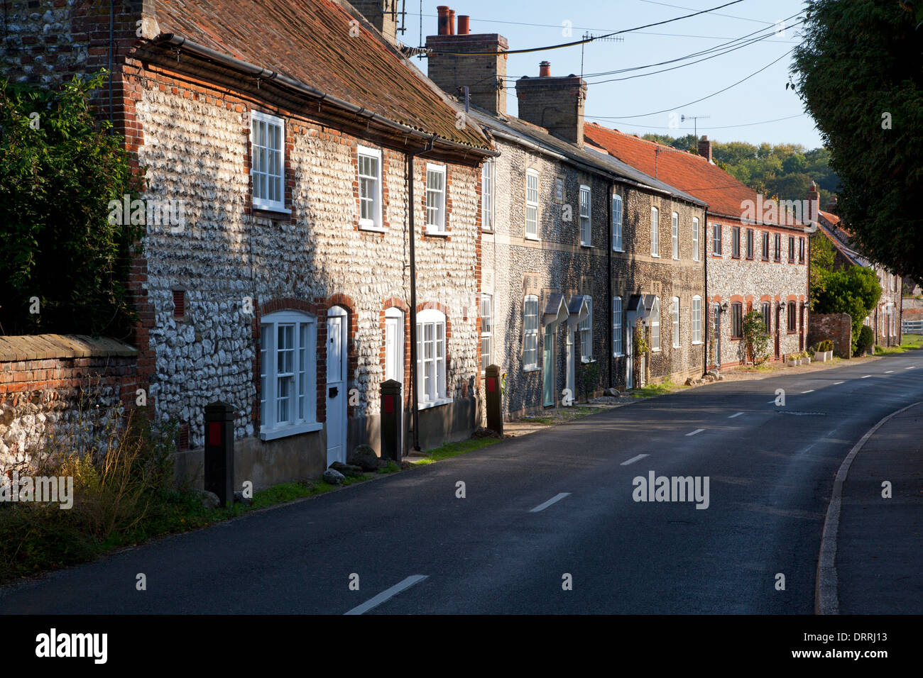 Am späten Nachmittag Sonne auf eine Reihe von Hütten in Burnham Straße im Dorf Zentrum, Nord Creake, Norfolk Stockfoto