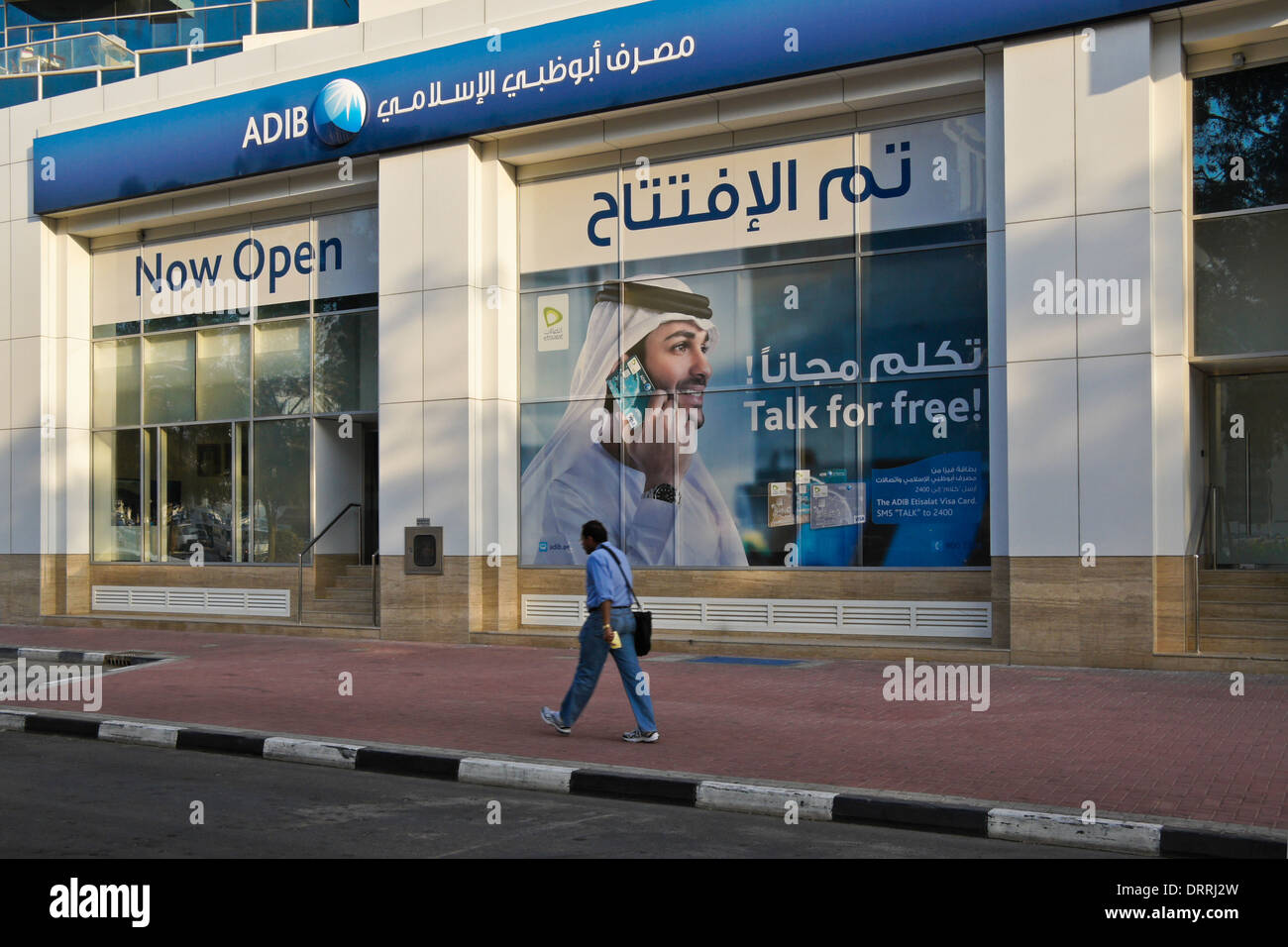 Abu Dhabi Islamic Bank mit Beschilderung in Fenster, Dubai, Vereinigte ...