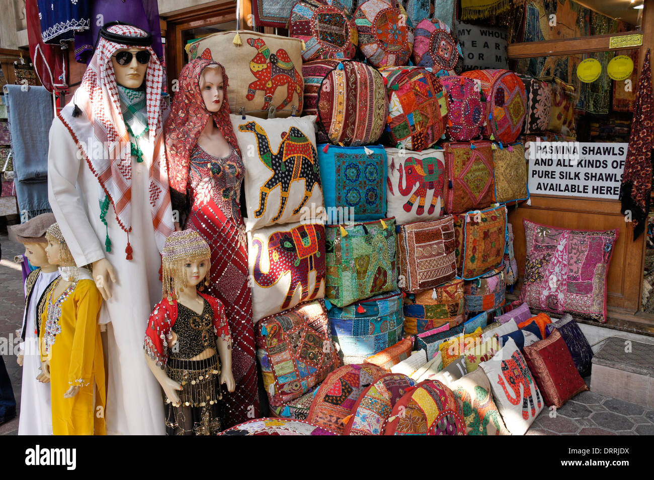 Ware für den Verkauf in Textil-Souk, Bastakia Viertel, alte Dubai, Vereinigte Arabische Emirate Stockfoto