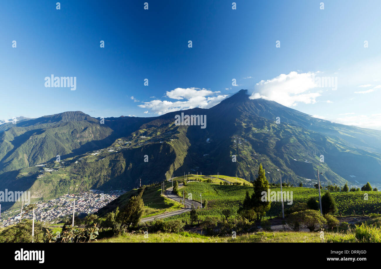 Die Stadt Banos unter Vulkan Tungurahua in den ecuadorianischen Anden Stockfoto