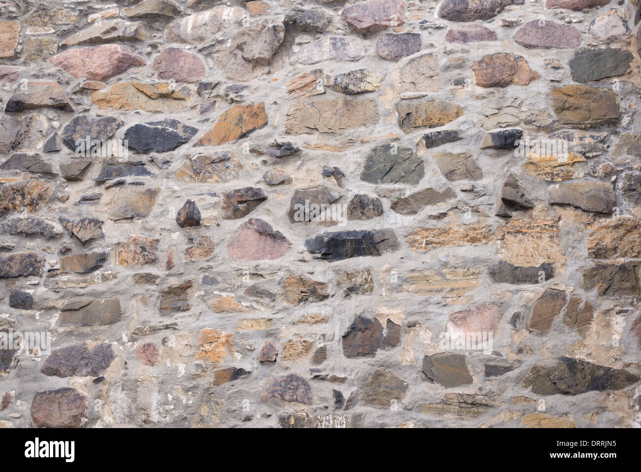 Altes Feld stein Wand Hintergrund mit Steinen in verschiedenen Farben Stockfoto