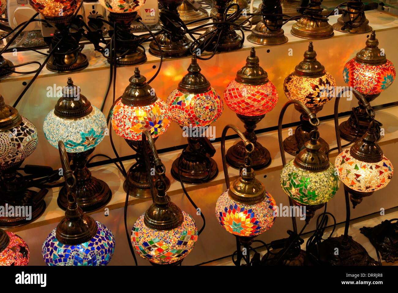 Farbiges Glaslampen zum Verkauf im Souk, alte Dubai, Vereinigte Arabische Emirate Stockfoto