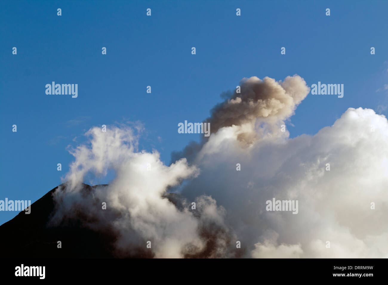 Vulkan Tungurahua, Ecuador, durchbrechenden eine kleine Wolke aus Asche Stockfoto