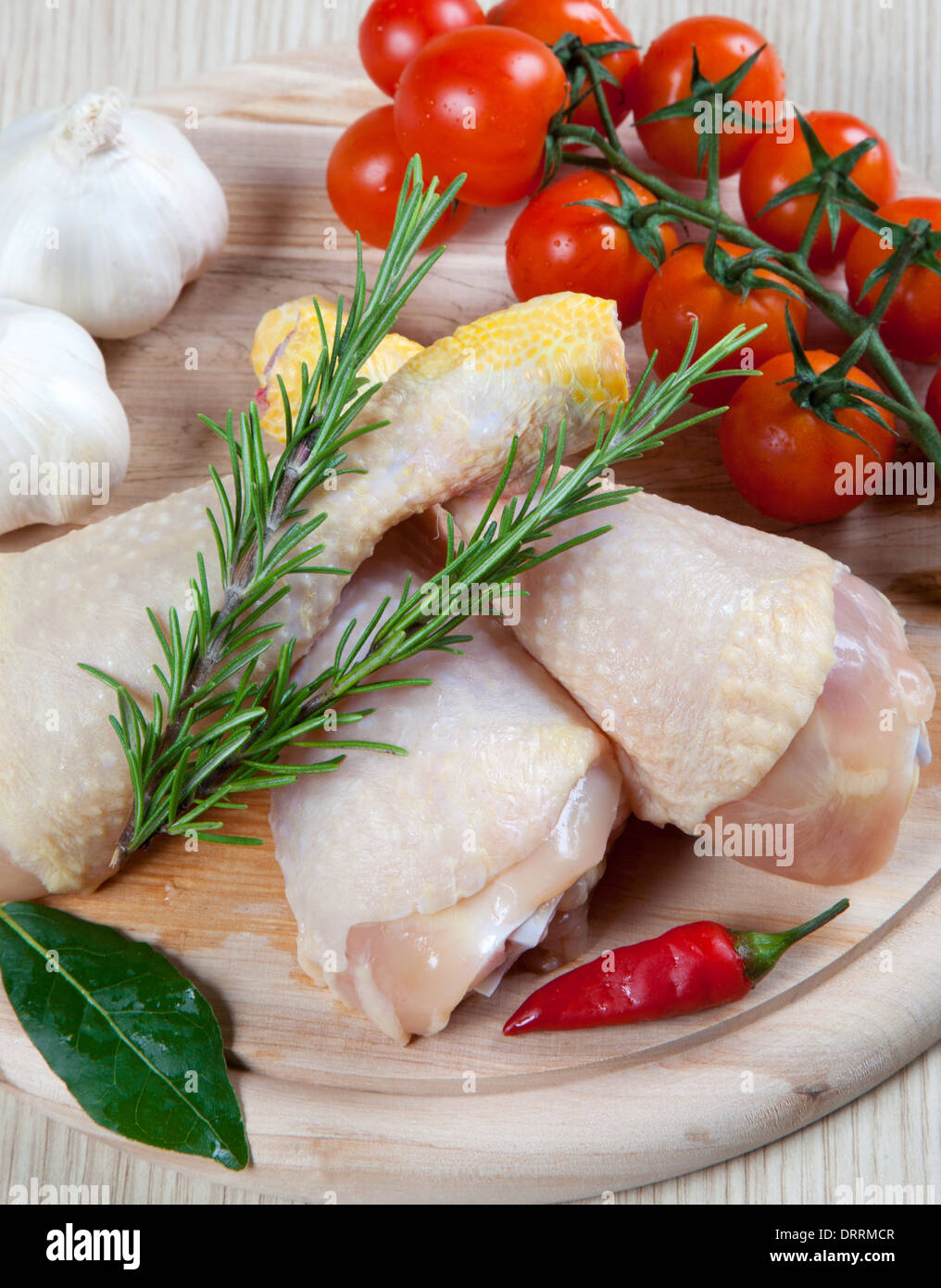 rohes Huhn Oberschenkel - raw - Huhn mit Gemüse Stockfoto