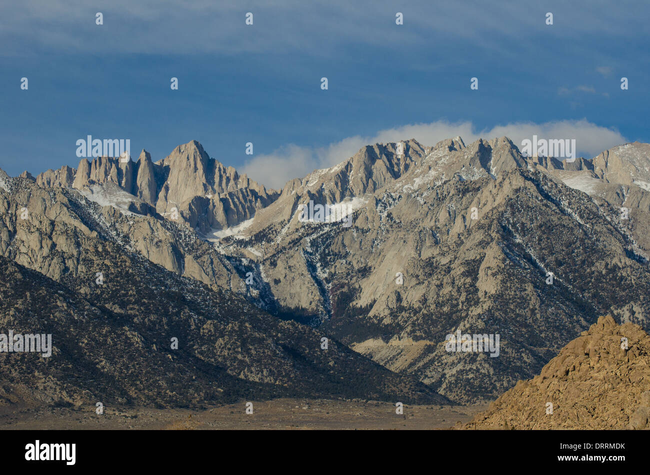 Mt Whitney, der Gipfel auf der linken Seite, von der Alabama Hills in der Nähe von Lone Pine, CA Stockfoto