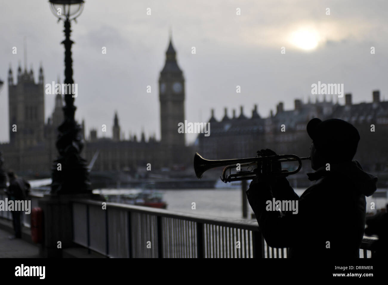 Ein Trompeter Schnallen auf der Südseite der Themse von den Houses of Parliament Stockfoto