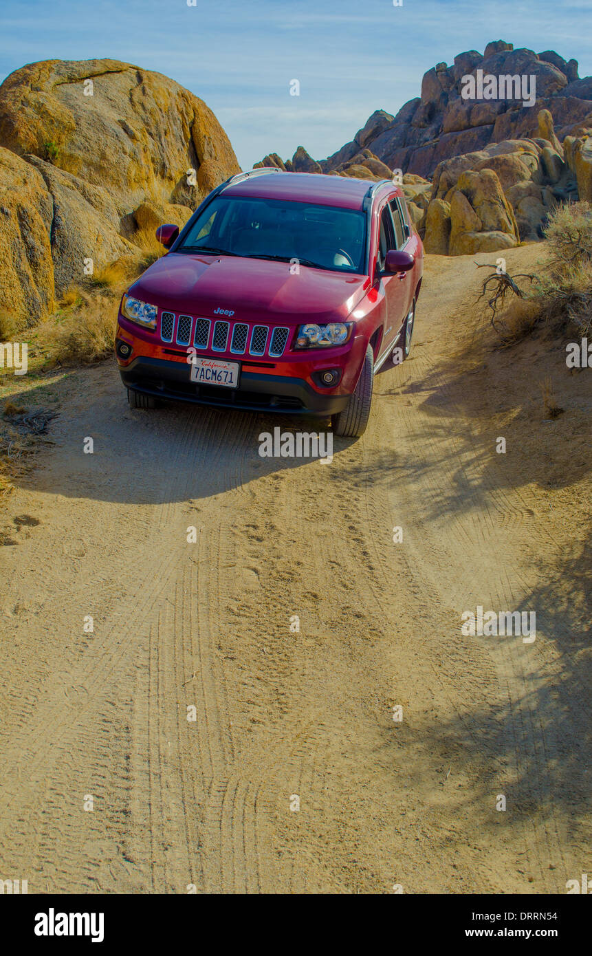 Erkundung der Alabama Hills in der Nähe von Lone Pine, CA, entlang uns Highway 395, in einem 2014 Jeep Compass Stockfoto