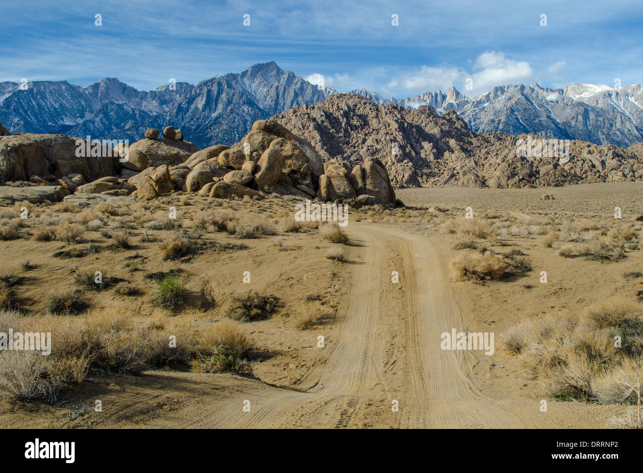 Straße in den Alabama Hills, in der Nähe von Lone Pine Ca, Highway 395. Stockfoto