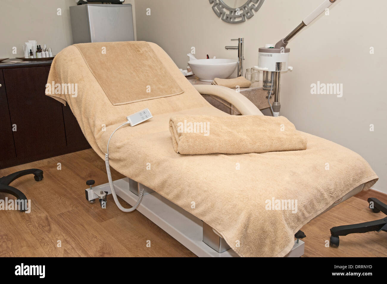 Elektrische Behandlungsliege im Schönheitssalon des Luxus-Wellness Stockfoto