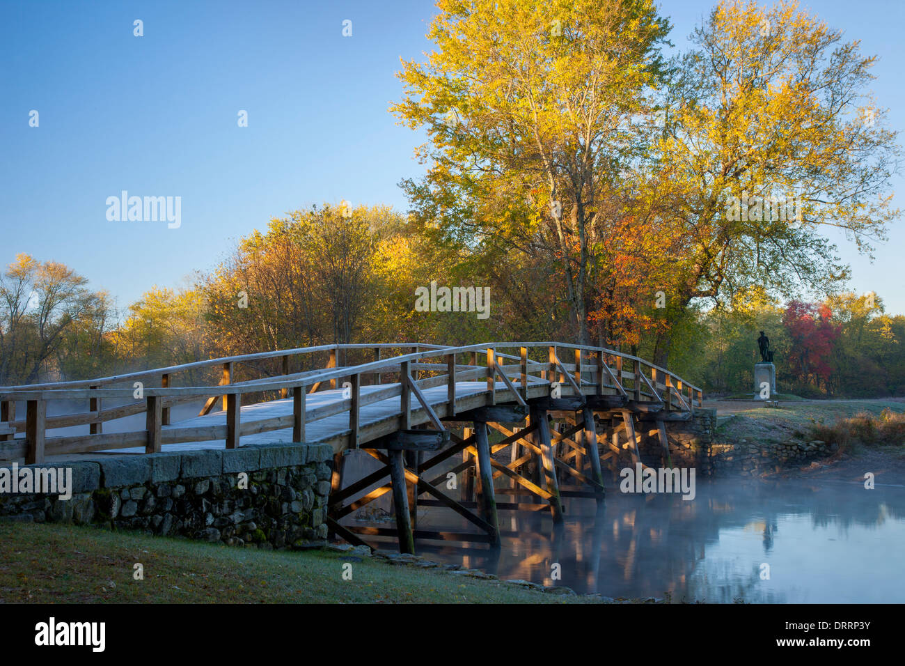 Herbstlichen Morgendämmerung am historischen Old North Bridge in Concord, Massachusetts, USA Stockfoto