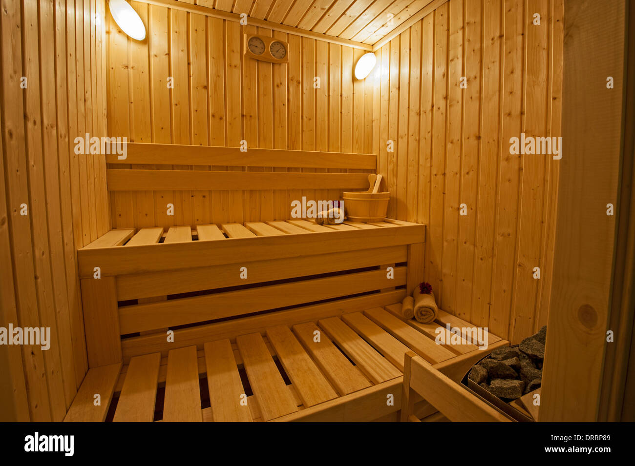 Innenraum einer privaten Sauna im luxuriösen Wellnessbereich Stockfoto